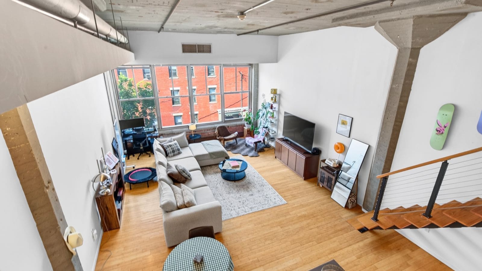 Open-plan loft with high ceilings, large windows and exposed structure